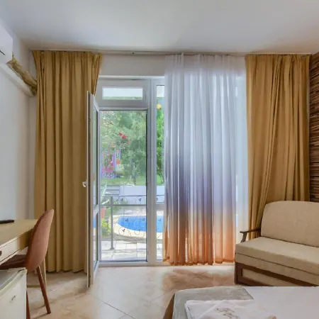 Feniks Hotell 3*